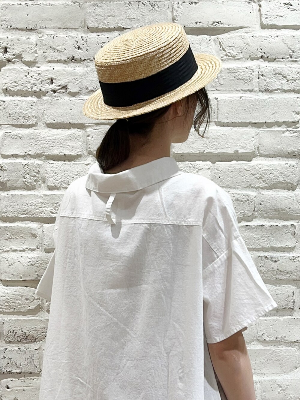 ベージュ系のTシャツ/カットソー、イエロー系のカーディガン/ボレロ、ホワイト系のシャツ/ブラウスを着用したレディースの夏コーディネートの4枚目の写真