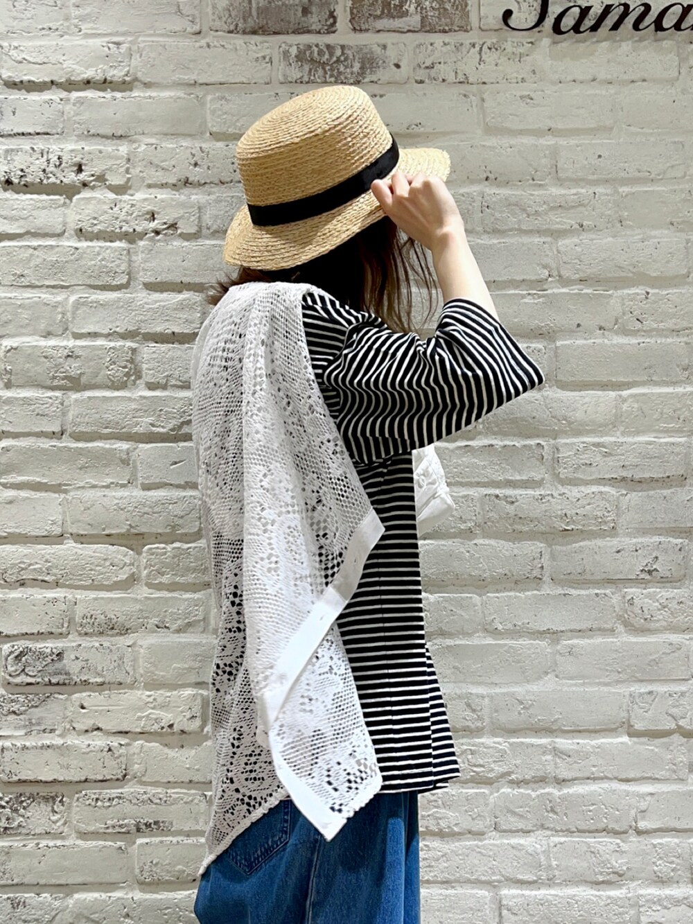 グレー系のTシャツ/カットソー、ホワイト系のシャツ/ブラウス、ブラウン系のハンドバッグを着用したレディースの秋コーディネートの3枚目の写真