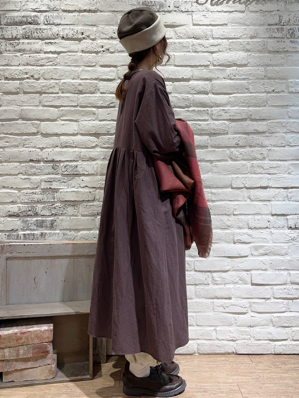 ホワイト系のTシャツ/カットソー、ブラウン系のワンピース、ベージュ系のその他パンツを着用したレディースの秋コーディネートの3枚目の写真