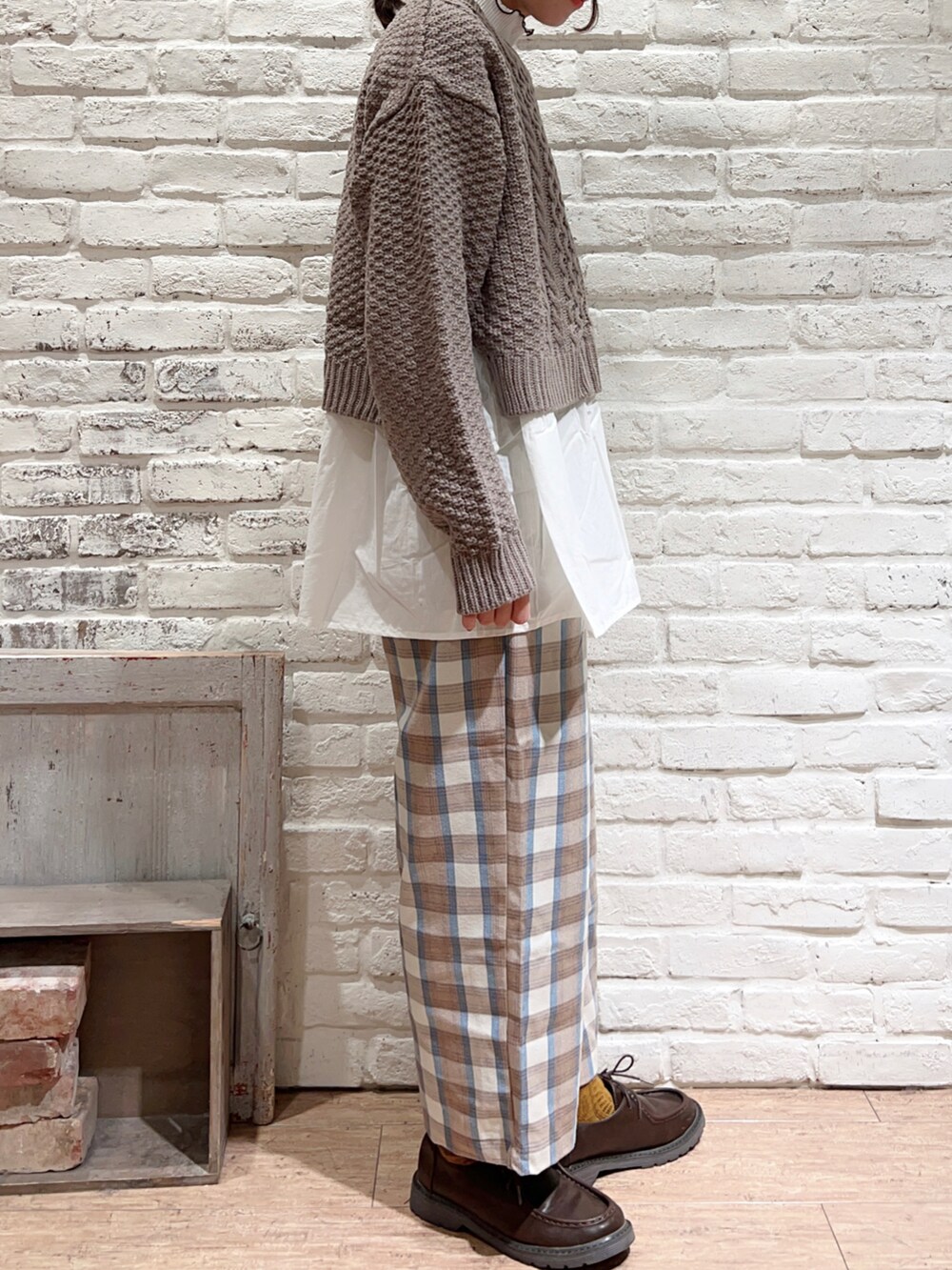 ホワイト系のTシャツ/カットソー、ブラウン系のニット/セーター、ホワイト系のその他パンツを着用したレディースの冬コーディネートの3枚目の写真