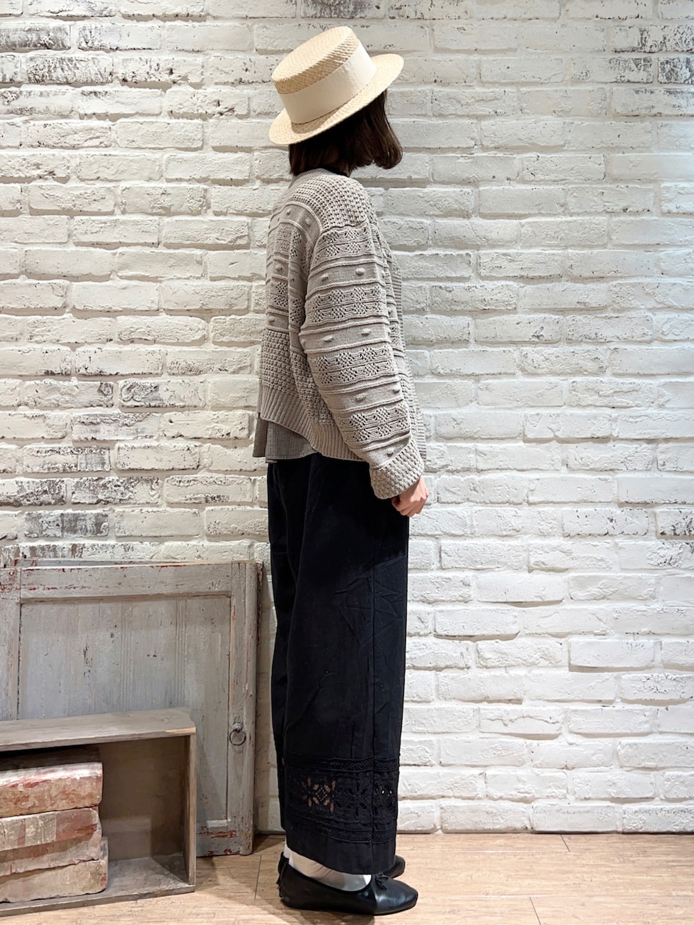 ベージュ系のニット/セーター、ベージュ系のシャツ/ブラウス、ブラック系のその他パンツを着用したレディースの冬コーディネートの3枚目の写真