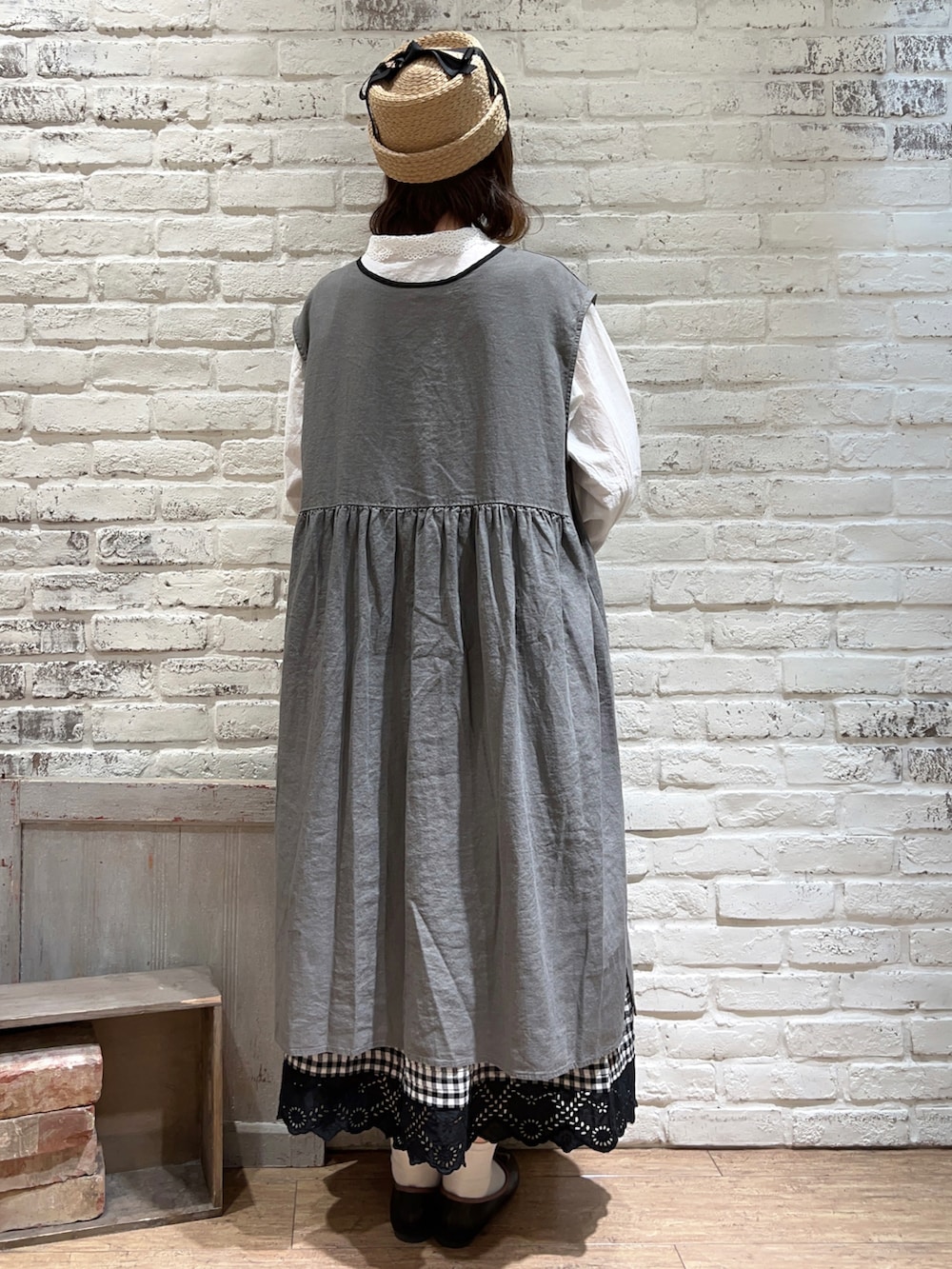 ホワイト系のシャツ/ブラウス、グレー系のワンピース、グレー系のスカートを着用したレディースの春コーディネートの4枚目の写真