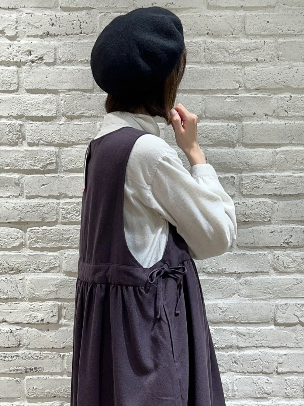 「サマンサ モスモス(Samansa Mos2)、Samansa Mos2、SM2、秋冬コーデ、ゆるコーデ、レイヤードスタイル、タートルネック、チャイナシャツ、バンドカラーシャツ、ジャンパースカート、ワンピース、モノトーン、巾着バッグ、花柄、ワイドパンツ」|「Samansa Mos2のウールバスクベレー(ハンチング/ベレー帽、ブラック系)」を使った、いっしき🐻さん(レディース・163cm)の冬コーディネートの4枚目の写真
