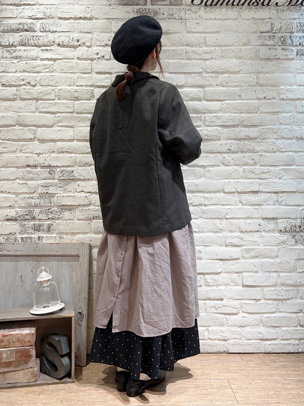 ブラック系のTシャツ/カットソー、グレー系のノーカラージャケット、ベージュ系のワンピースを着用したレディースの秋コーディネートの4枚目の写真