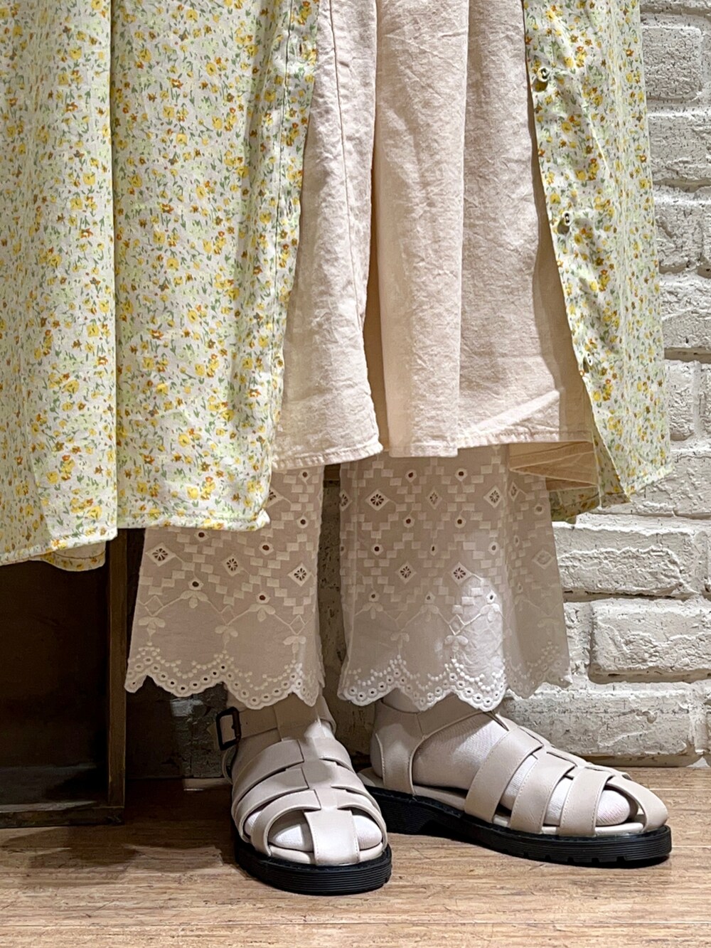 ホワイト系のタンクトップ、ホワイト系のワンピース、イエロー系のワンピースを着用したレディースの夏コーディネートの5枚目の写真