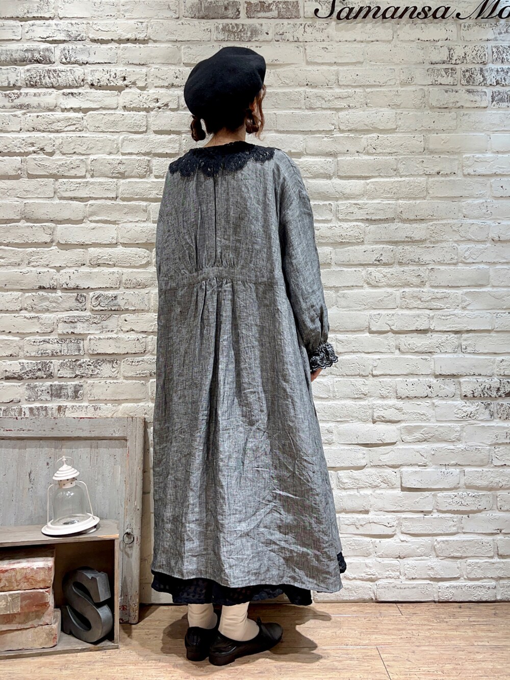 ブラック系のシャツ/ブラウス、ブラック系のスカート、その他のその他を着用したレディースの冬コーディネートの4枚目の写真