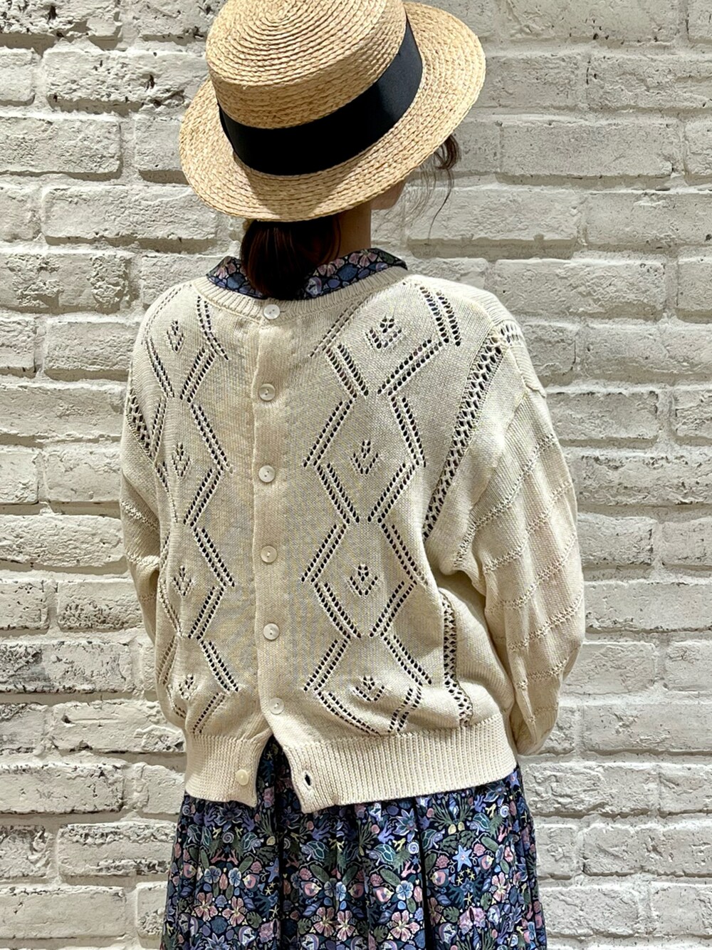 ホワイト系のニット/セーター、ブラック系のサンダル、ブルー系のワンピースを着用したレディースの春コーディネートの4枚目の写真