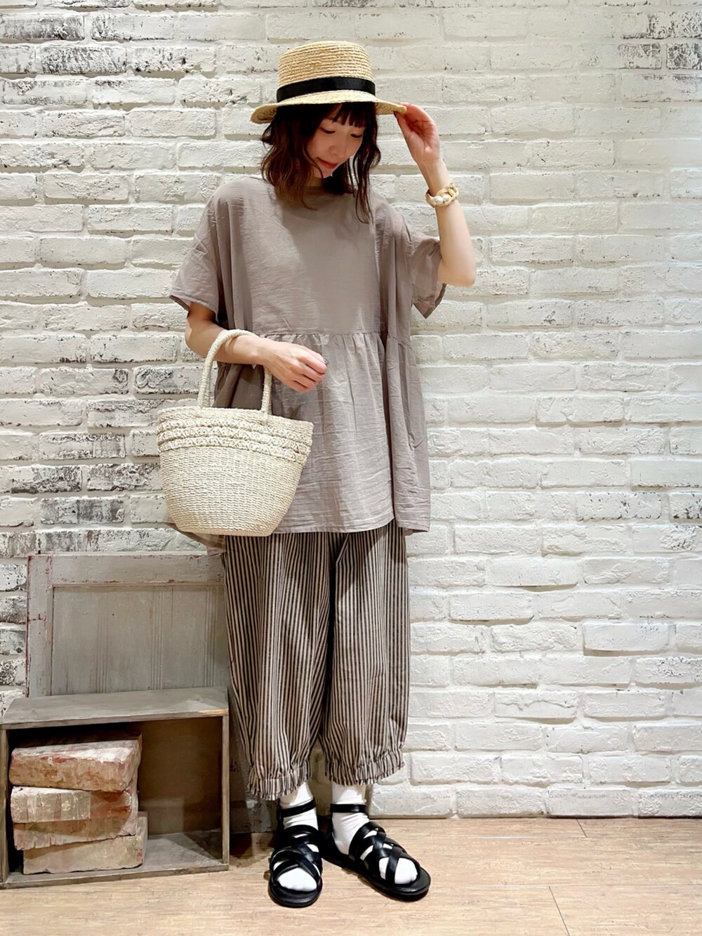 ホワイト系のTシャツ/カットソー、ベージュ系のシャツ/ブラウス、ホワイト系のハンドバッグを着用したレディースの秋コーディネートの3枚目の写真