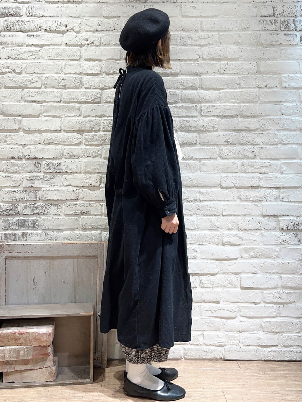 ベージュ系のシャツ/ブラウス、ブラック系のワンピース、ホワイト系のその他パンツを着用したレディースの冬コーディネートの3枚目の写真