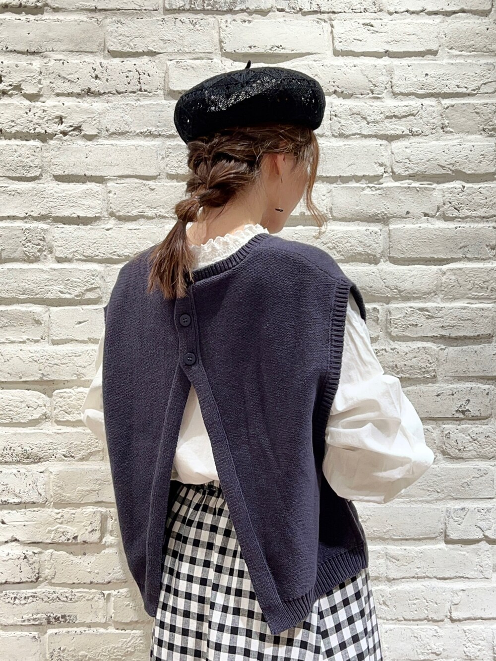 ブルー系のベスト、ホワイト系のシャツ/ブラウス、ブラック系のスカートを着用したレディースの春コーディネートの5枚目の写真