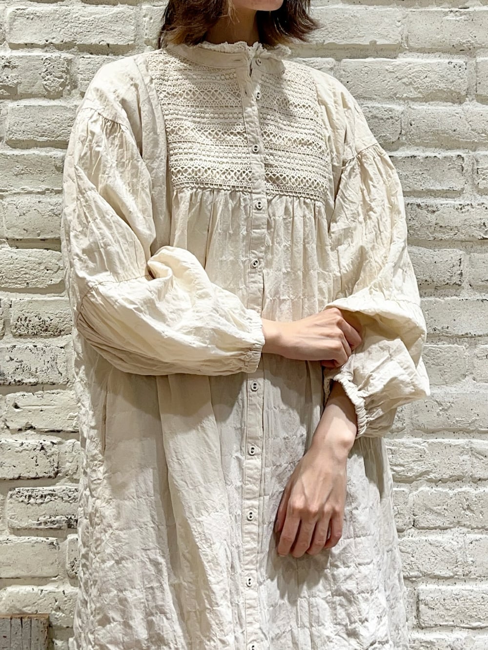 ホワイト系のシャツ/ブラウス、レッド系のベスト、ホワイト系のワンピースを着用したレディースの冬コーディネートの3枚目の写真