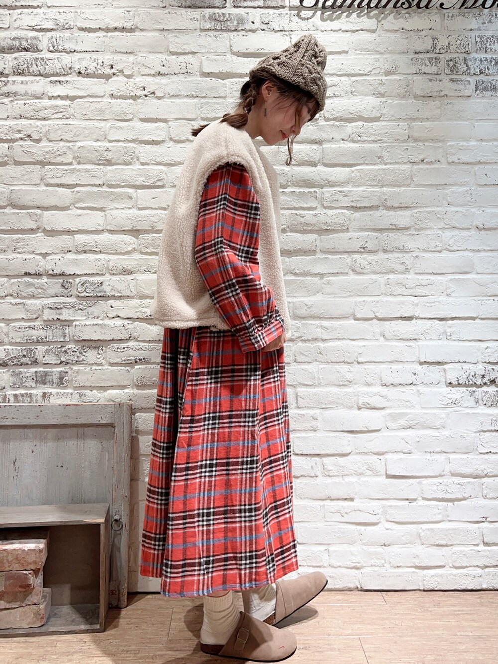 ホワイト系のTシャツ/カットソー、ベージュ系のブルゾン、レッド系のワンピースを着用したレディースの冬コーディネートの3枚目の写真