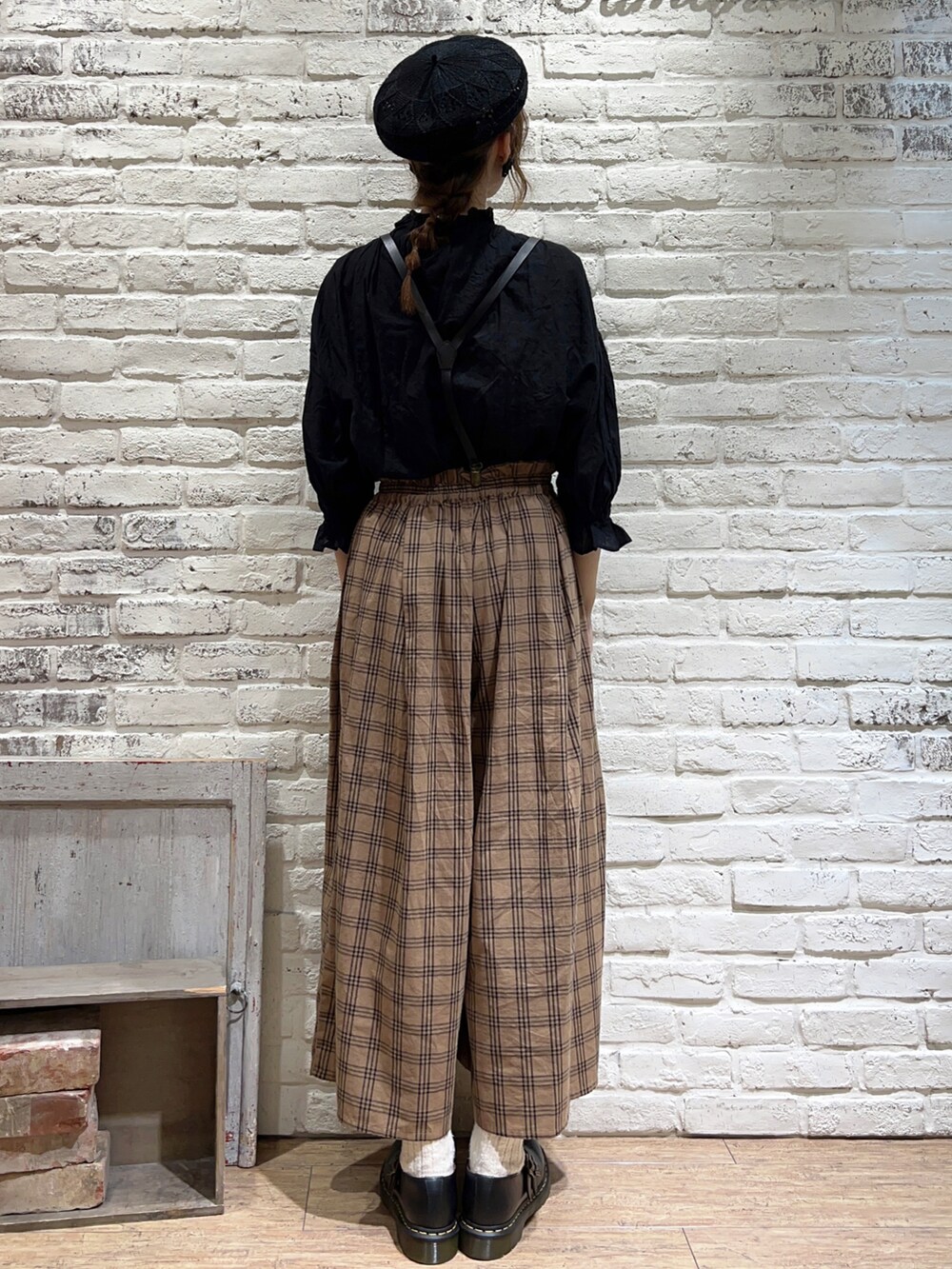 ブラック系のシャツ/ブラウス、ブラウン系のその他パンツ、ブラック系のドレスシューズを着用したレディースの夏コーディネートの4枚目の写真