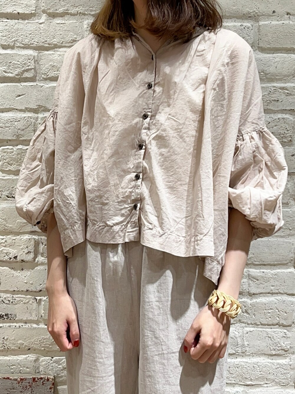 ホワイト系のタンクトップ、ピンク系のシャツ/ブラウス、ホワイト系のその他パンツを着用したレディースの夏コーディネートの2枚目の写真