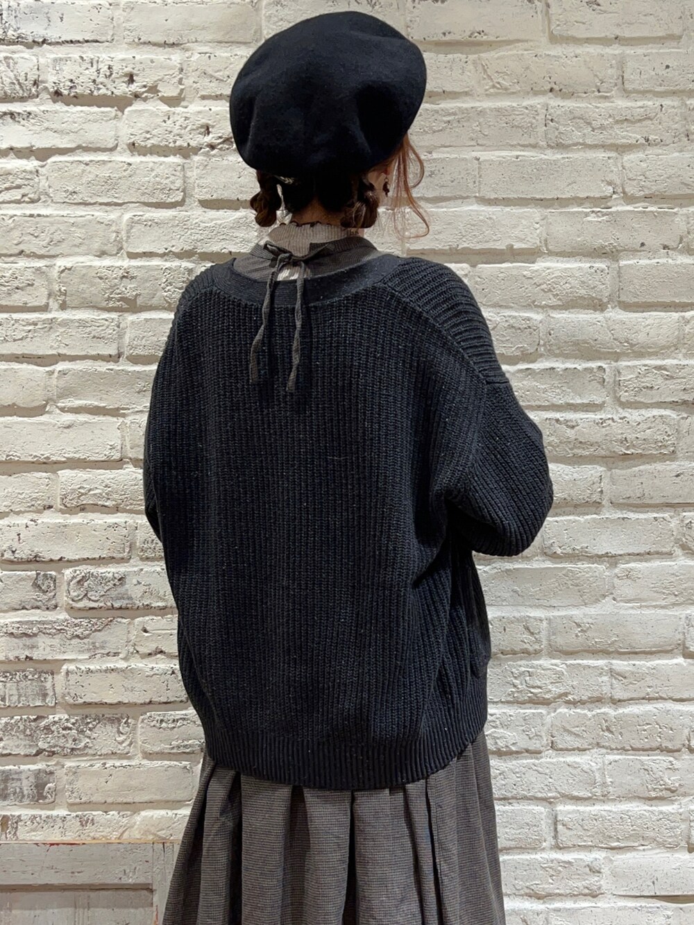 ベージュ系のTシャツ/カットソー、グレー系のカーディガン/ボレロ、ブルー系のワンピースを着用したレディースの秋コーディネートの5枚目の写真