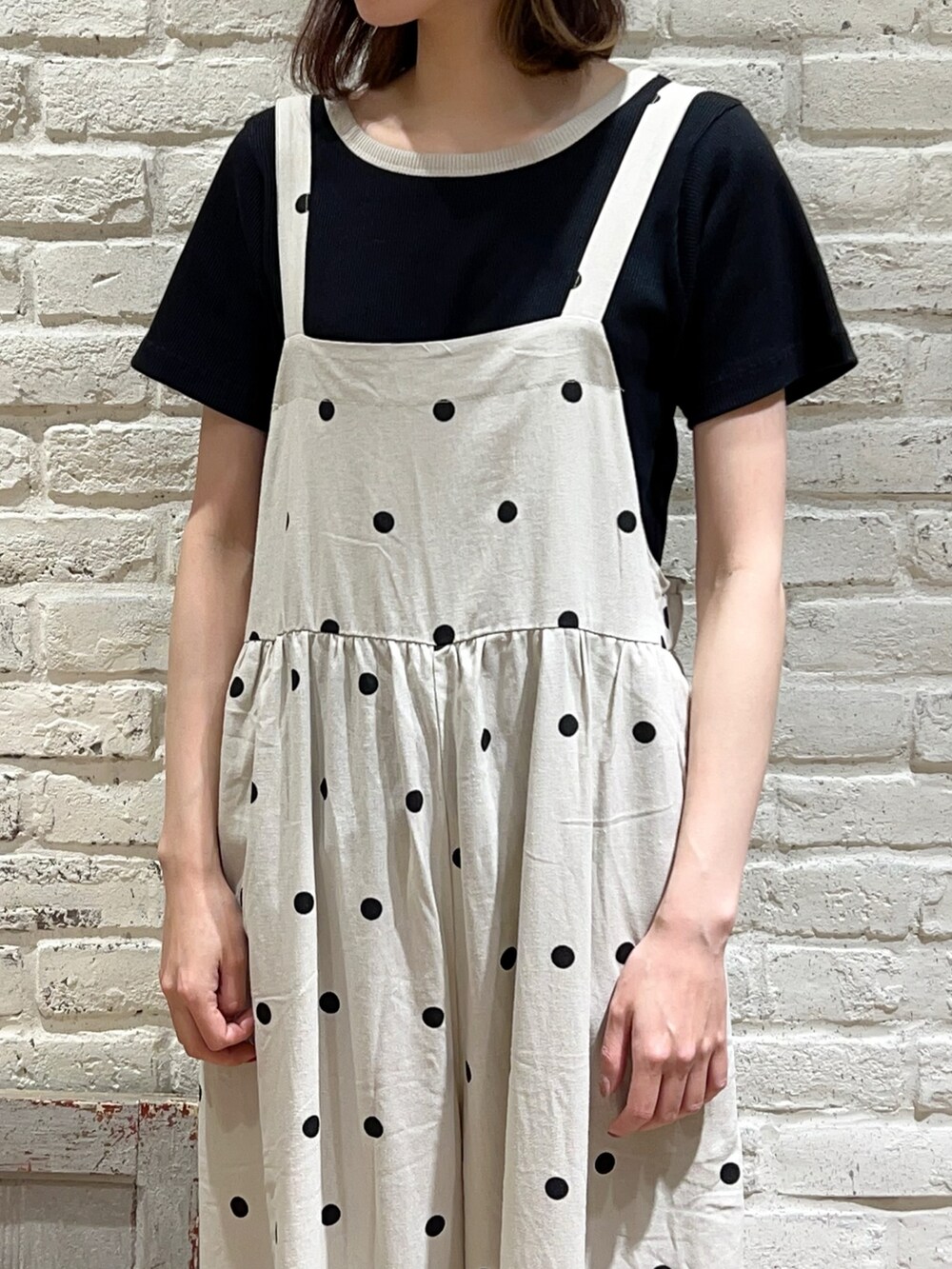 ピンク系のカーディガン/ボレロ、ブラック系のTシャツ/カットソー、ホワイト系のその他パンツを着用したレディースの春コーディネートの2枚目の写真