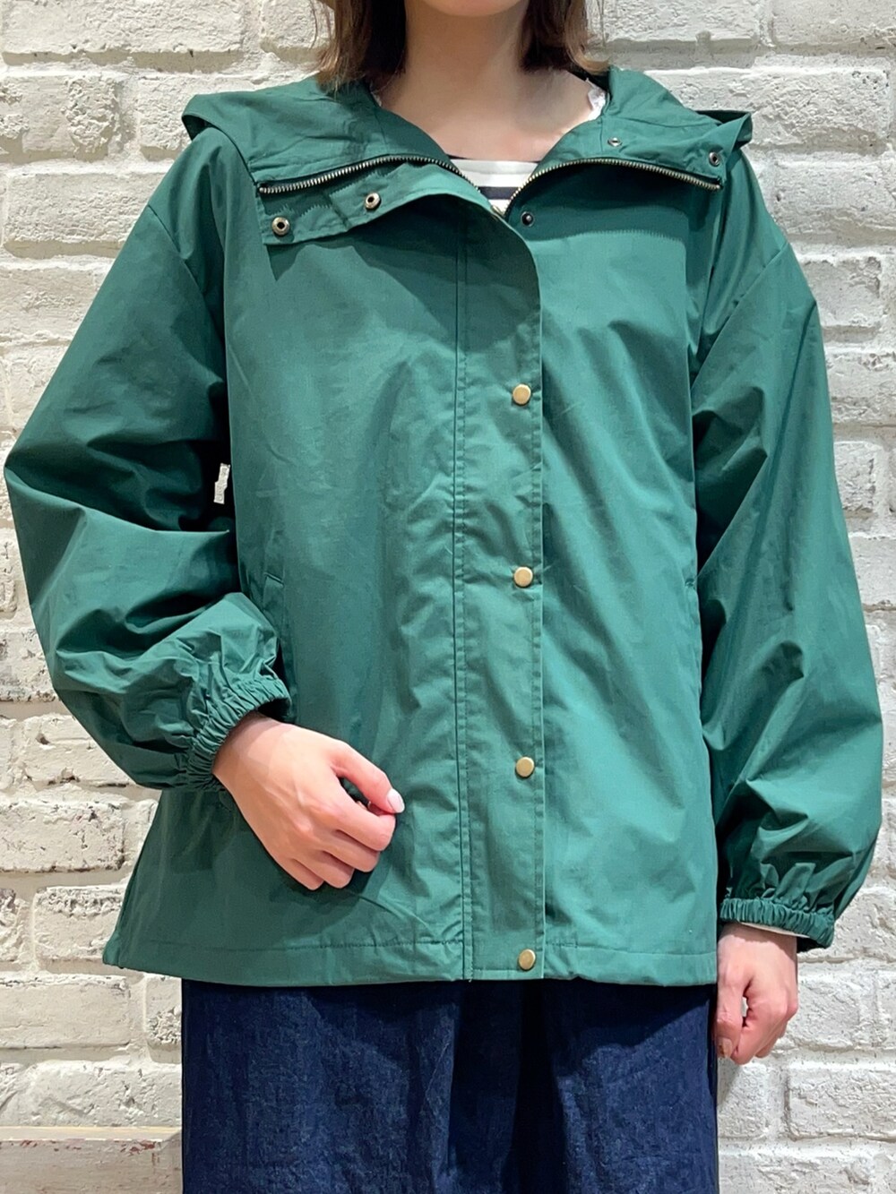 ホワイト系のTシャツ/カットソー、ホワイト系のTシャツ/カットソー、グリーン系のブルゾンを着用したレディースの春コーディネートの2枚目の写真