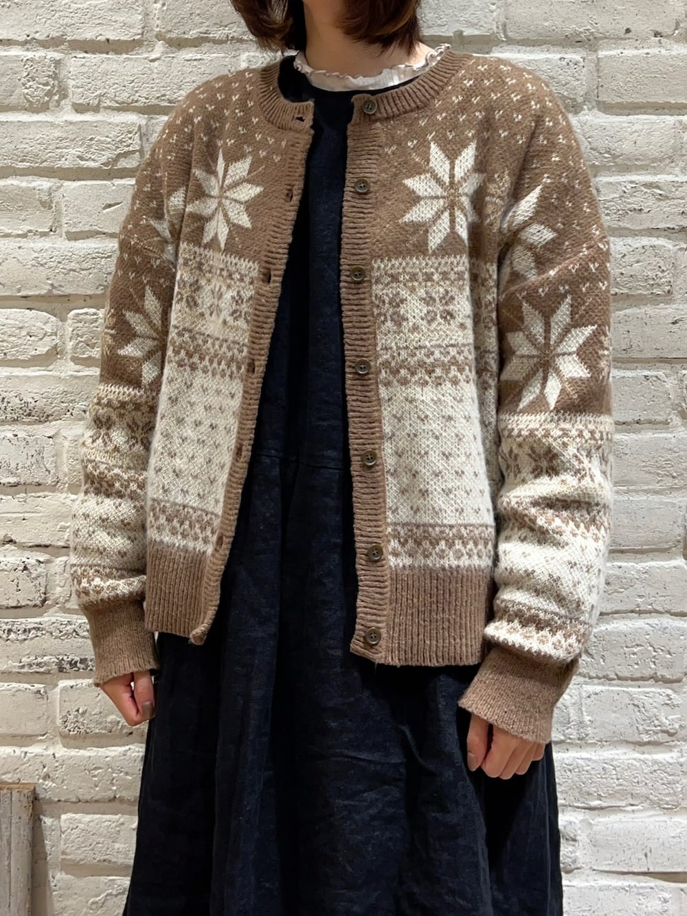 ホワイト系のTシャツ/カットソー、ブラウン系のカーディガン/ボレロ、ブラック系のワンピースを着用したレディースの冬コーディネートの2枚目の写真