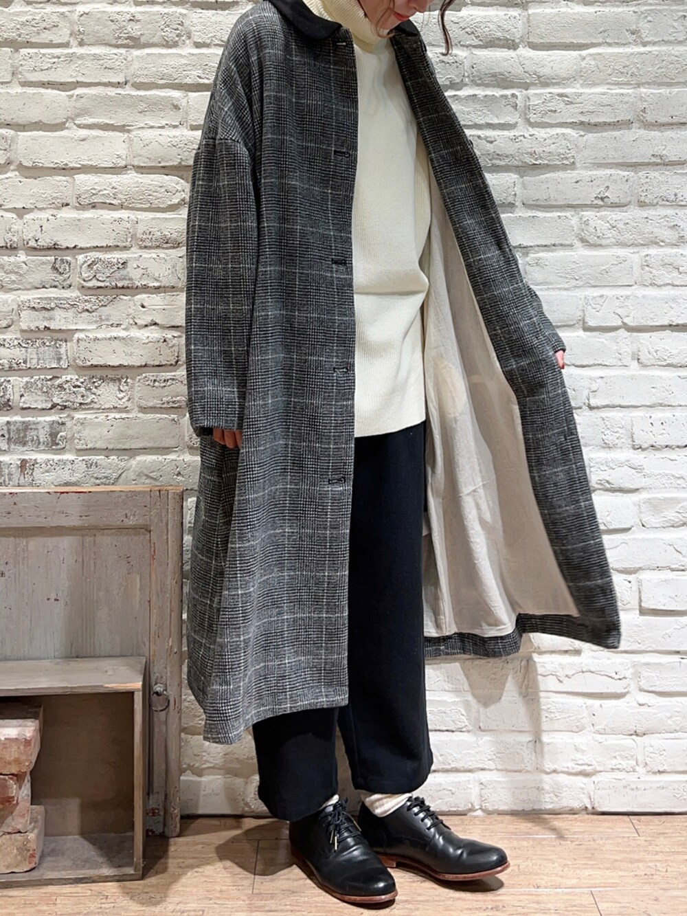 ホワイト系のニット/セーター、ブラック系のその他アウター、ブラック系のその他パンツを着用したレディースの秋コーディネートの3枚目の写真