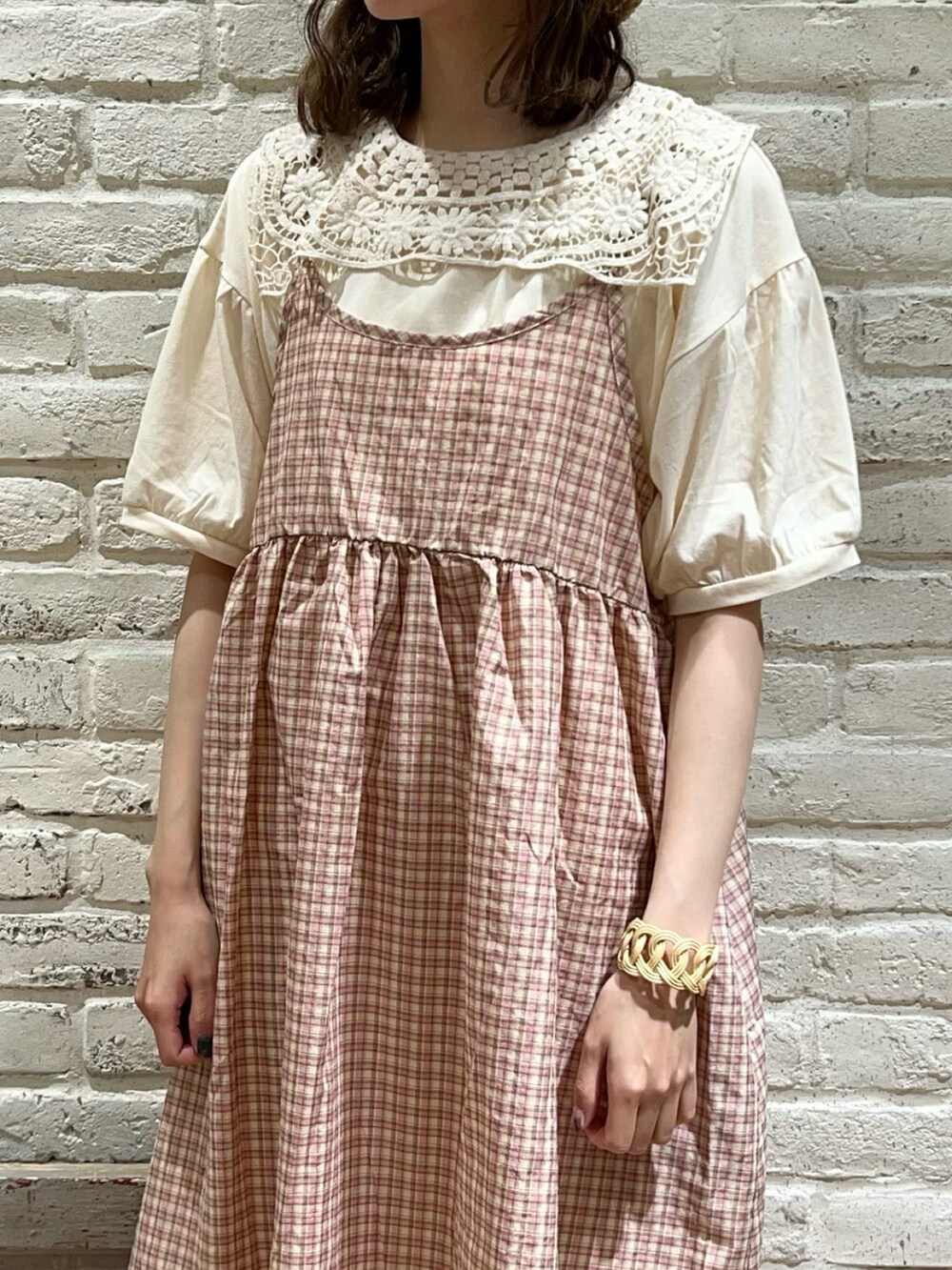 ホワイト系のTシャツ/カットソー、ブルー系のワンピース、ホワイト系のハンドバッグを着用したレディースの秋コーディネートの2枚目の写真