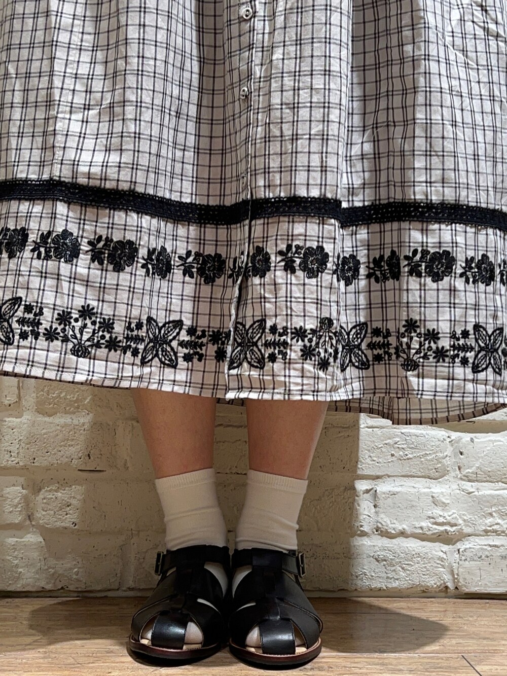 ブラック系のワンピース、グレー系のワンピース、ブラック系のサンダルを着用したレディースの春コーディネートの5枚目の写真