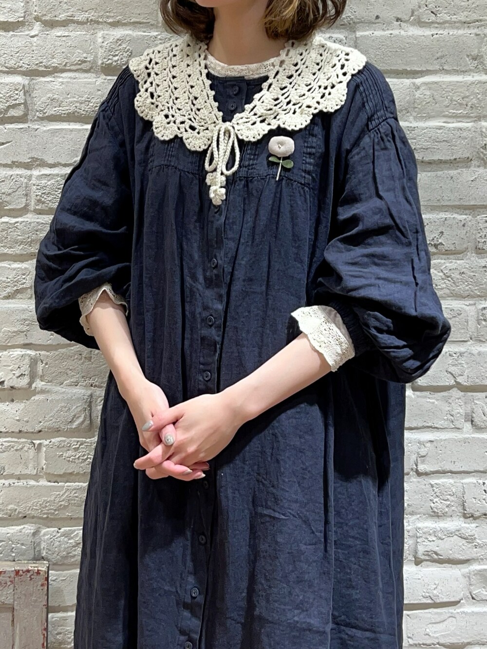 ベージュ系のTシャツ/カットソー、ブルー系のワンピース、ベージュ系のハットを着用したレディースの春コーディネートの2枚目の写真