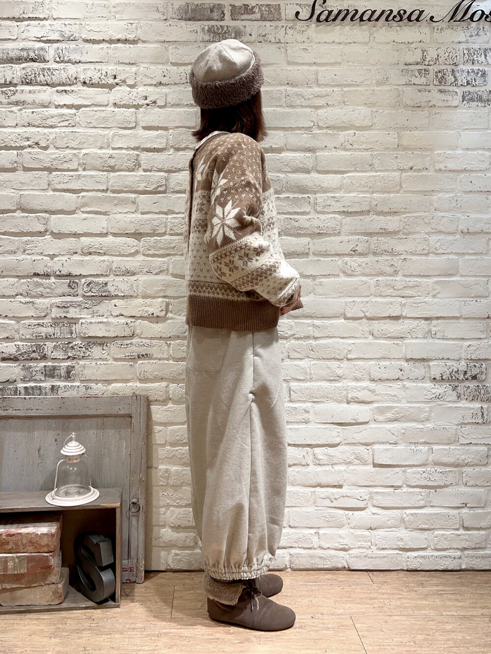 ベージュ系のシャツ/ブラウス、ブラウン系のカーディガン/ボレロ、グレー系のその他パンツを着用したレディースの冬コーディネートの3枚目の写真