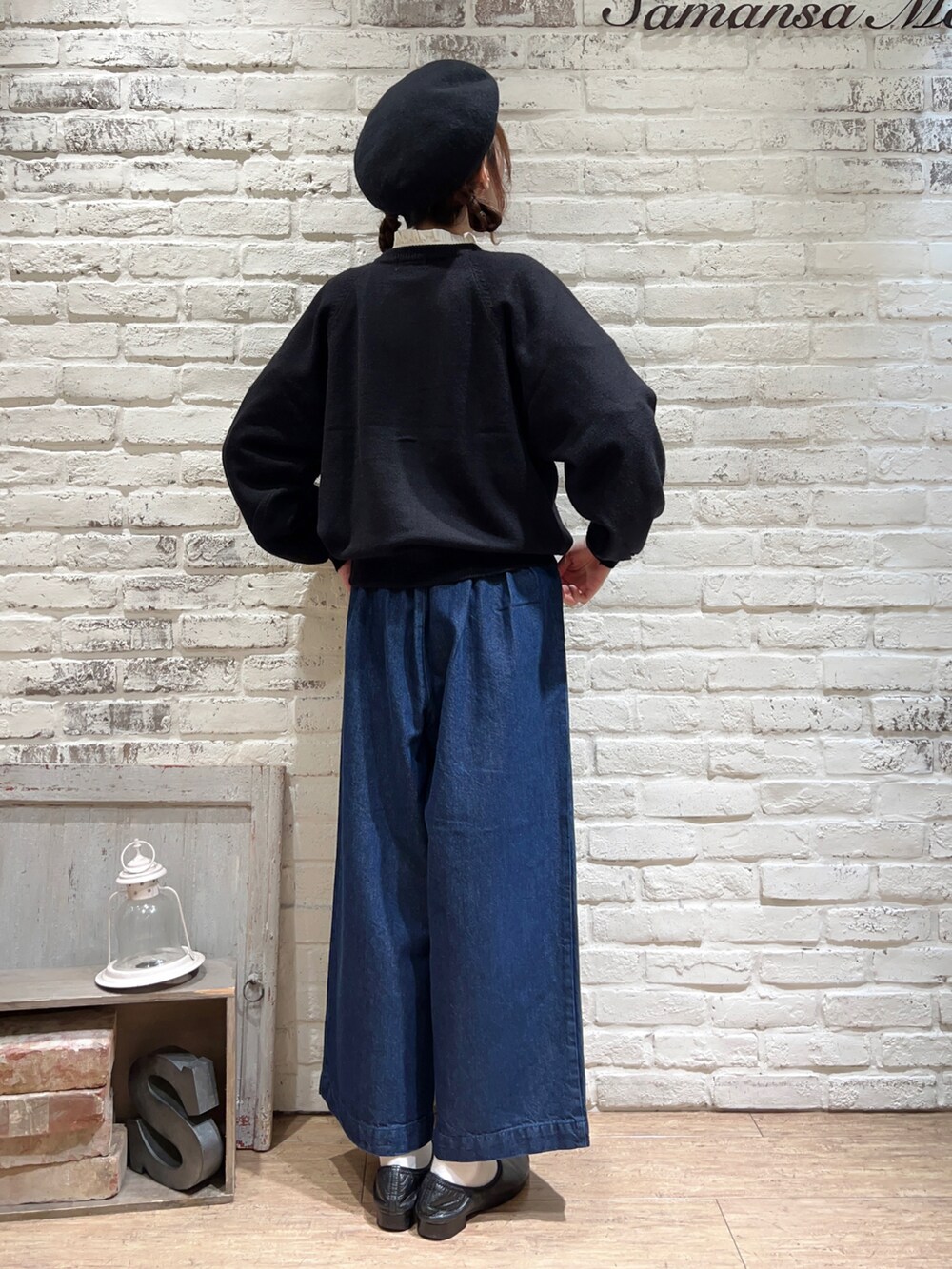 ホワイト系のシャツ/ブラウス、ブラック系のカーディガン/ボレロ、ブルー系のデニムパンツを着用したレディースの秋コーディネートの5枚目の写真