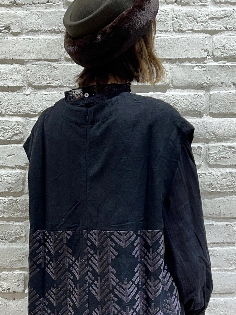 ブラック系のシャツ/ブラウス、ブラック系のワンピース、ブラック系のその他シューズを着用したレディースの秋コーディネートの5枚目の写真