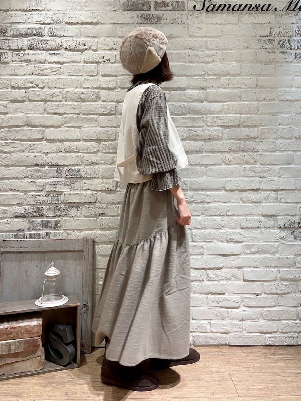 ブラウン系のシャツ/ブラウス、ホワイト系のベスト、ブラウン系のスカートを着用したレディースの冬コーディネートの4枚目の写真