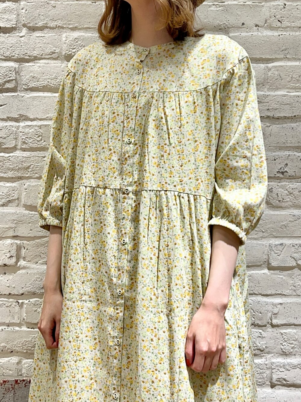 ホワイト系のシャツ/ブラウス、イエロー系のワンピース、ホワイト系のハンドバッグを着用したレディースの夏コーディネートの2枚目の写真