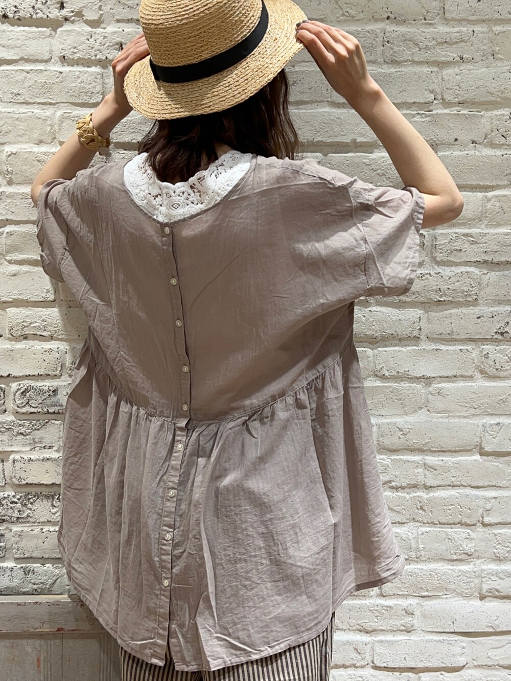 ホワイト系のTシャツ/カットソー、ベージュ系のシャツ/ブラウス、ホワイト系のハンドバッグを着用したレディースの秋コーディネートの2枚目の写真