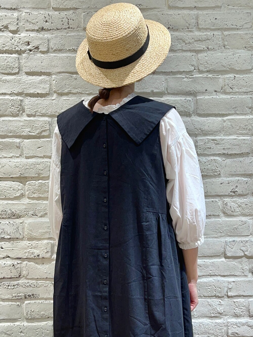 ホワイト系のシャツ/ブラウス、ブラック系のワンピース、ブラック系のハンドバッグを着用したレディースの夏コーディネートの5枚目の写真