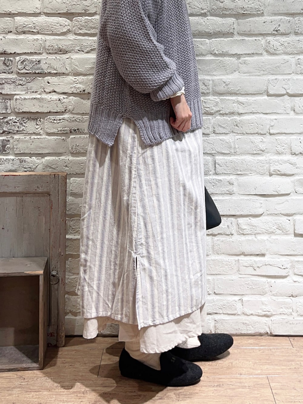 グレー系のニット/セーター、パープル系のニット/セーター、グレー系のワンピースを着用したレディースの秋コーディネートの4枚目の写真