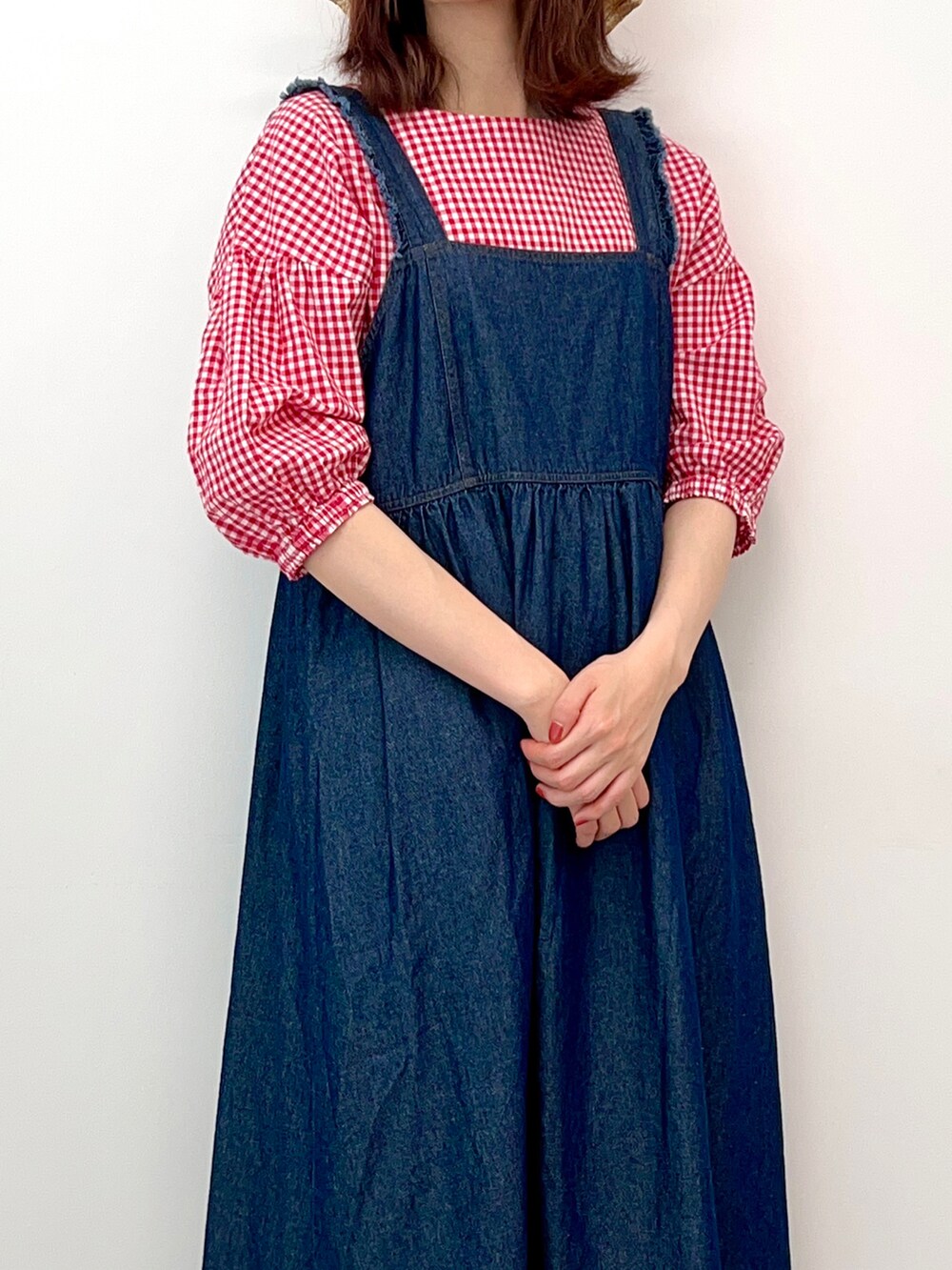 ブラック系のサンダル、レッド系のシャツ/ブラウス、ブルー系のワンピースを着用したレディースの春コーディネートの2枚目の写真