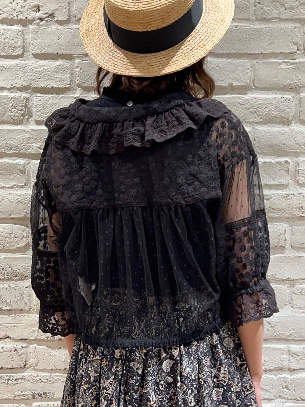 ブラック系のシャツ/ブラウス、ブラック系のタンクトップ、ブラック系のスカートを着用したレディースの春コーディネートの4枚目の写真