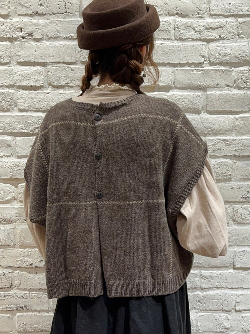 「サマンサ モスモス(Samansa Mos2)、Samansa Mos2、SM2、秋コーデ、秋のコーデ、ゆるコーデ、ニットベスト、ベスト、刺繍、ボリューム袖、スカート、ベージュ、ブラウン、トーク帽、バレエシューズ」|「kaorinomoriの【カオリノモリ】モーリエトーク(ハット、ブラウン系)」を使った、いっしき🐻さん(レディース・163cm)の秋コーディネートの5枚目の写真