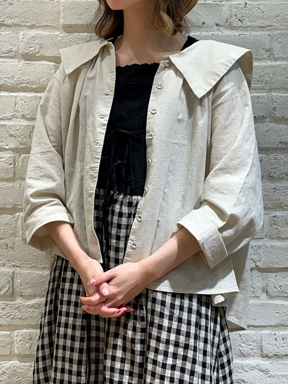 ブラック系のTシャツ/カットソー、ホワイト系のシャツ/ブラウス、ブラック系のワンピースを着用したレディースの春コーディネートの2枚目の写真