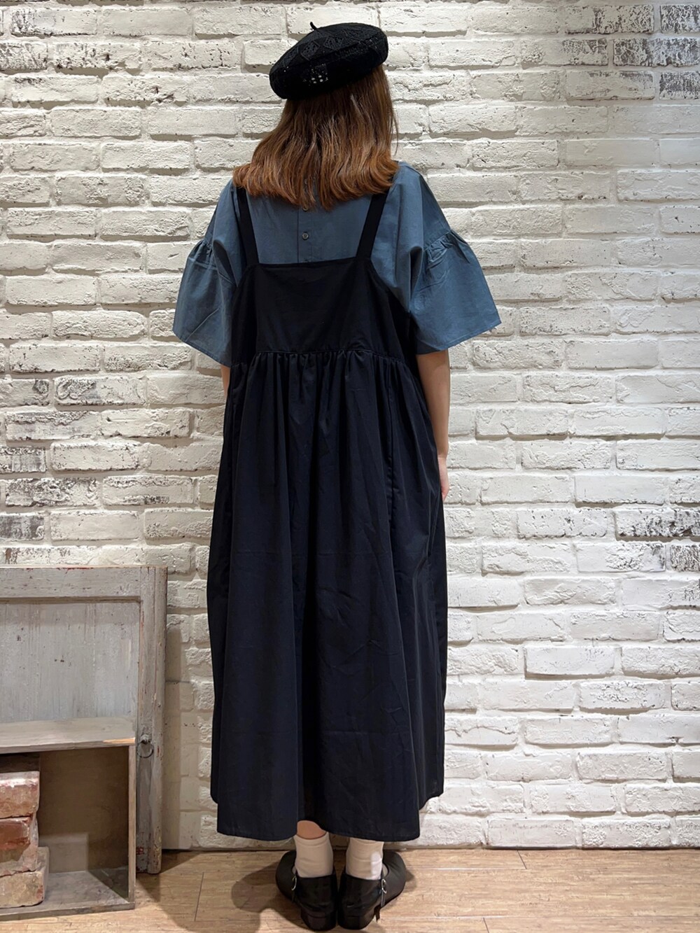 グリーン系のシャツ/ブラウス、ホワイト系のTシャツ/カットソー、ブラック系のワンピースを着用したレディースの夏コーディネートの4枚目の写真