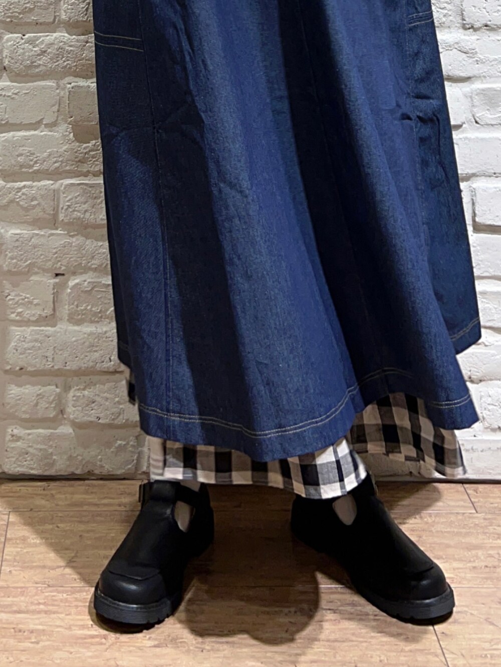 ホワイト系のTシャツ/カットソー、ホワイト系のシャツ/ブラウス、ブルー系のワンピースを着用したレディースの秋コーディネートの5枚目の写真