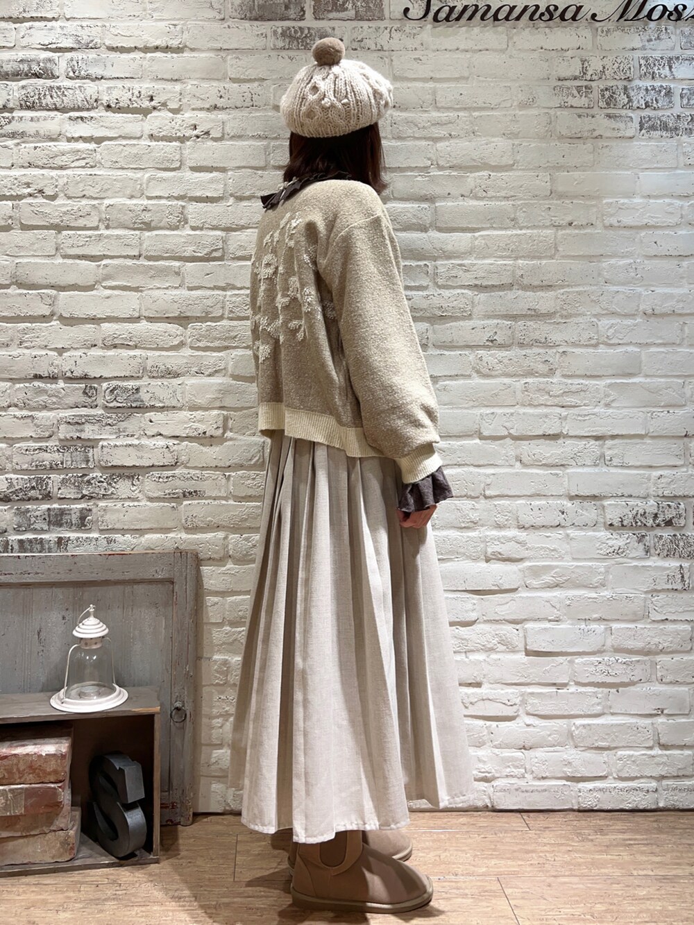 ホワイト系のニット/セーター、グレー系のシャツ/ブラウス、ベージュ系のカーディガン/ボレロを着用したレディースの冬コーディネートの4枚目の写真