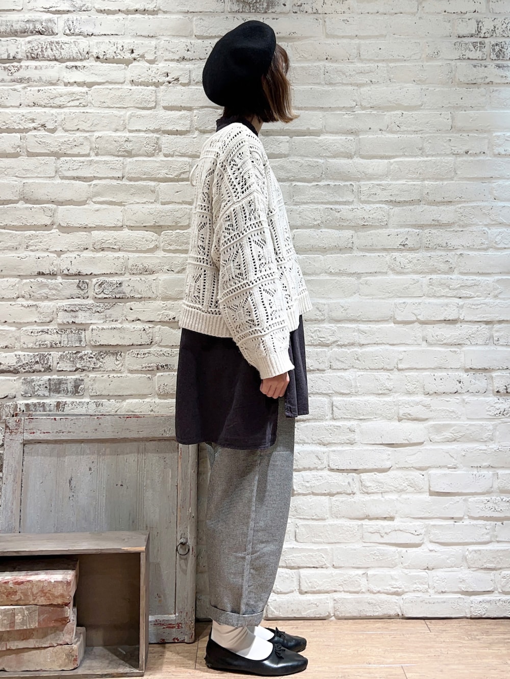 ホワイト系のニット/セーター、グレー系のチュニック、ブラック系のその他パンツを着用したレディースの冬コーディネートの3枚目の写真