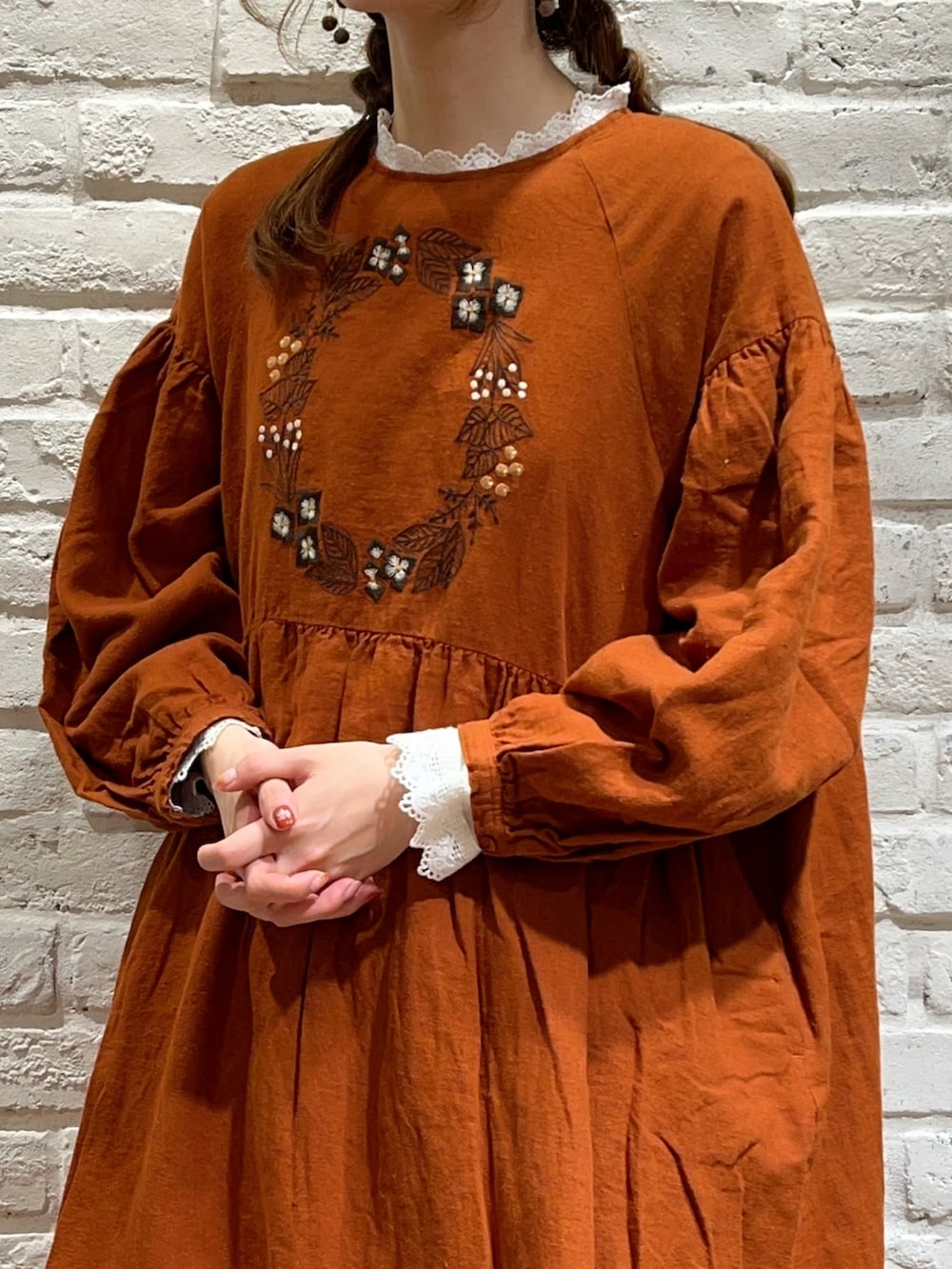 ホワイト系のTシャツ/カットソー、オレンジ系のワンピース、ブラウン系のその他パンツを着用したレディースの秋コーディネートの2枚目の写真