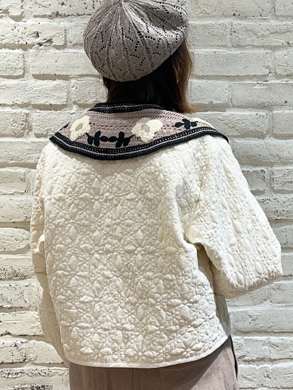 「サマンサ モスモス(Samansa Mos2)、Samansa Mos2、SM2、春コーデ、ゆるコーデ、淡色コーデ、ワントーンコーデ、ベージュコーデ、レイヤードスタイル、つけ襟、ビッグカラー、ノーカラージャケット、キルティングジャケット、ベレー帽、巾着バッグ」｜「Samansa Mos2の透かし編みベレー帽（ハット、ブラウン系）」を使った、いっしき🐻さん（レディース・163cm）の冬コーディネートの4枚目の写真