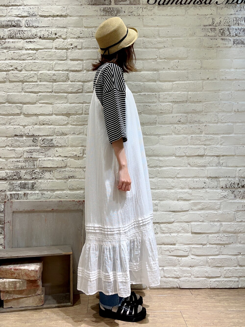 グレー系のTシャツ/カットソー、ホワイト系のワンピース、グレー系のハンドバッグを着用したレディースの秋コーディネートの3枚目の写真