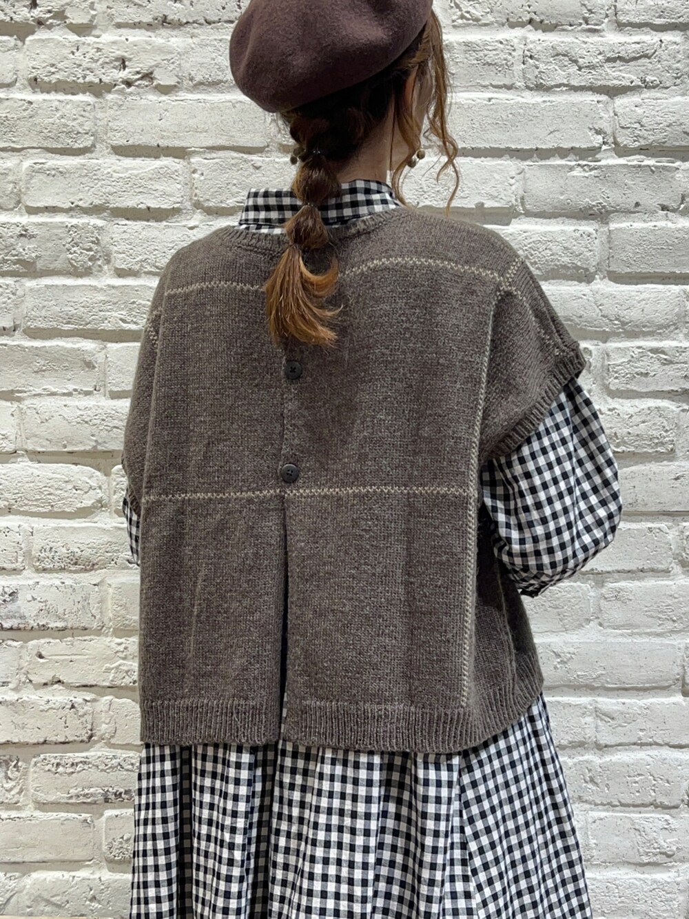 ブラウン系のベスト、ブラック系のワンピース、ベージュ系のその他パンツを着用したレディースの秋コーディネートの4枚目の写真