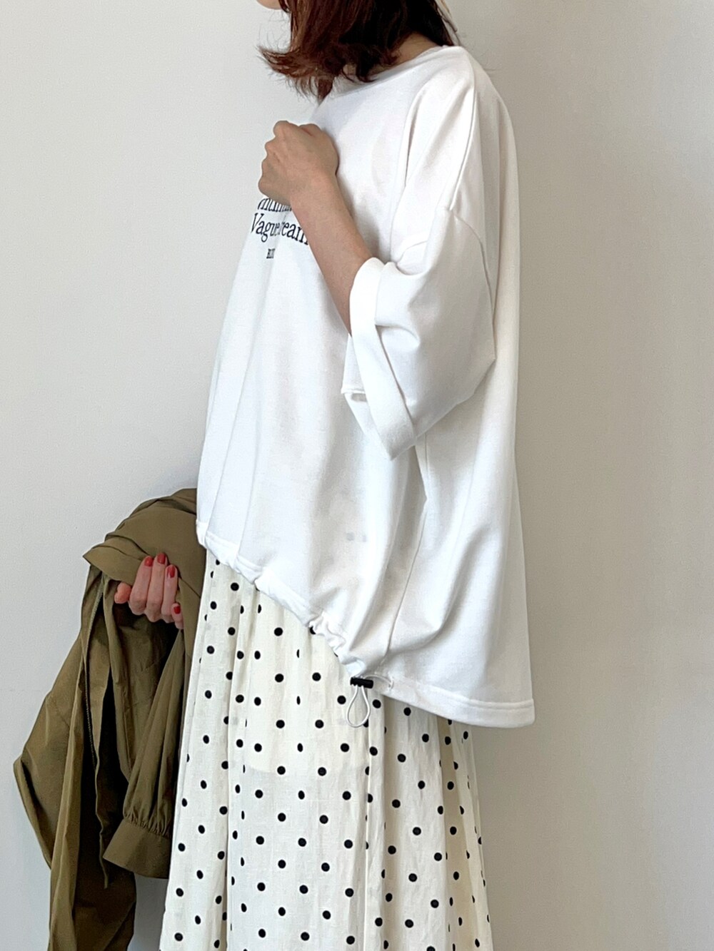 ホワイト系のTシャツ/カットソー、グリーン系のブルゾン、ホワイト系のその他パンツを着用したレディースの春コーディネートの4枚目の写真