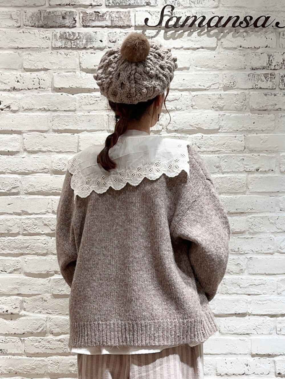 ブラウン系のカーディガン/ボレロ、ホワイト系のシャツ/ブラウス、ブラウン系のショルダーバッグを着用したレディースの冬コーディネートの3枚目の写真