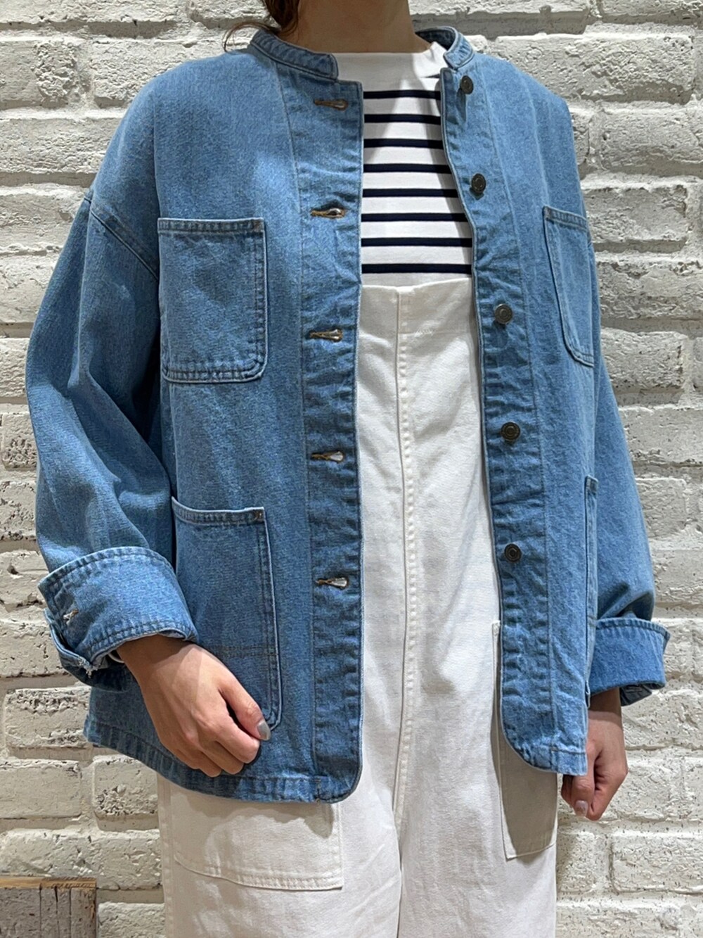 ホワイト系のTシャツ/カットソー、ブルー系のカバーオール、ブラック系のその他シューズを着用したレディースの冬コーディネートの2枚目の写真