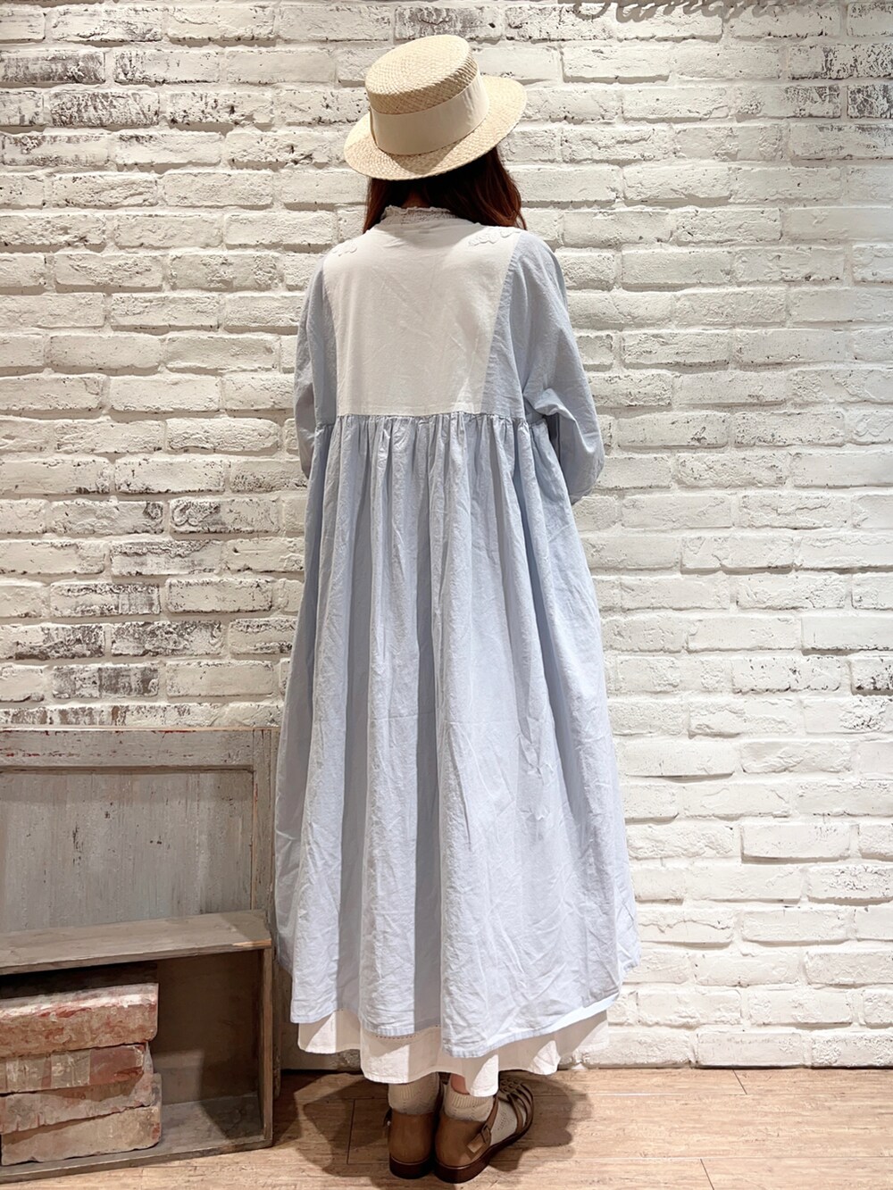 「サマンサ モスモス(Samansa Mos2)、SM2、春コーデ、ゆるコーデ、レイヤードスタイル、ワンピース、ガーリー、ハイネック、レース、ブルー、カンカン帽、サンダル、サンダルに靴下、グルカサンダル、革靴」|「Samansa Mos2の太リボンカンカン帽(ハット、ホワイト系)」を使った、いっしき🐻さん(レディース・163cm)の春コーディネートの4枚目の写真